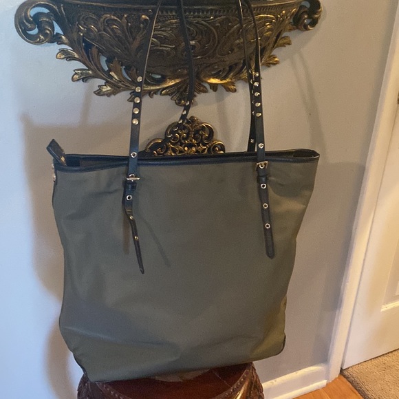 Authentic Michael Kors Leila Olive Green Large Nylon Tote Bag - Picture 4 of 16
